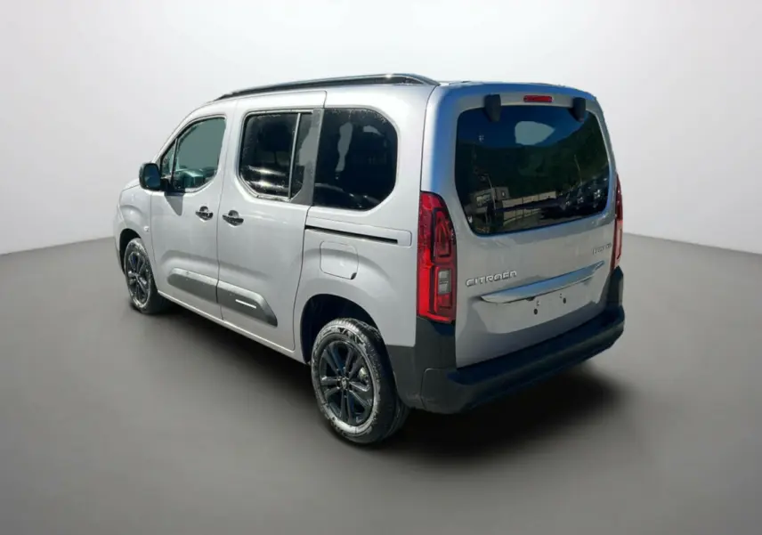 Vue 3/4 arrière droite du Citroën Berlingo 2025 gris Artense avec vitres surteintées et jantes alu noires.