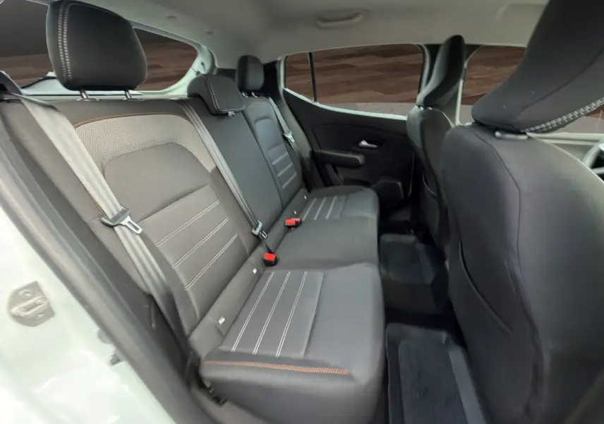 Vue intérieure côté gauche montrant la banquette arrière noire de la Dacia Sandero Stepway Expression ECO-G 2022.