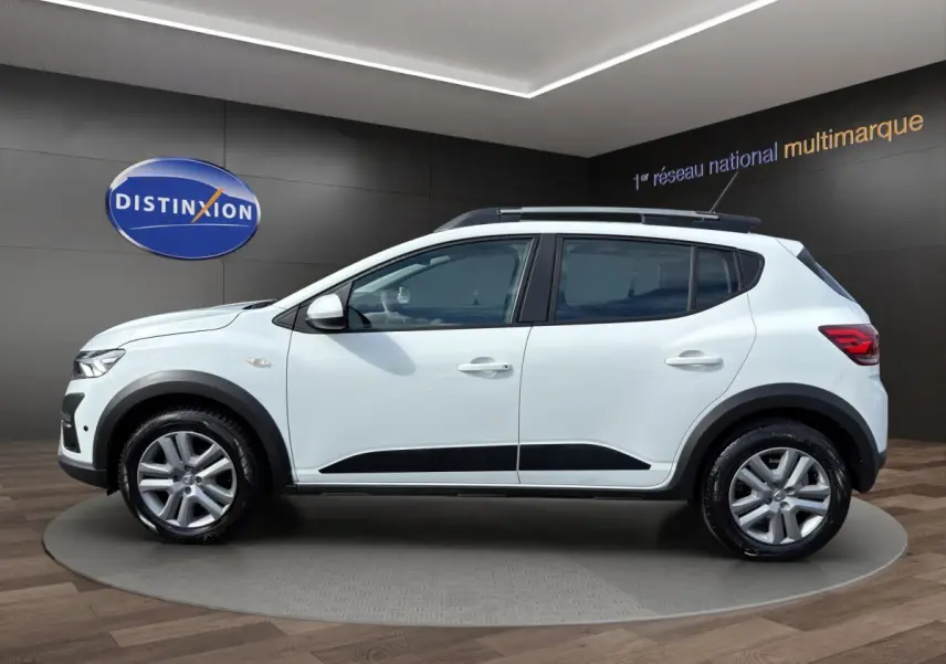 Vue de profil côté gauche d'une Dacia Sandero Stepway blanche avec protections noires et jantes alliage.