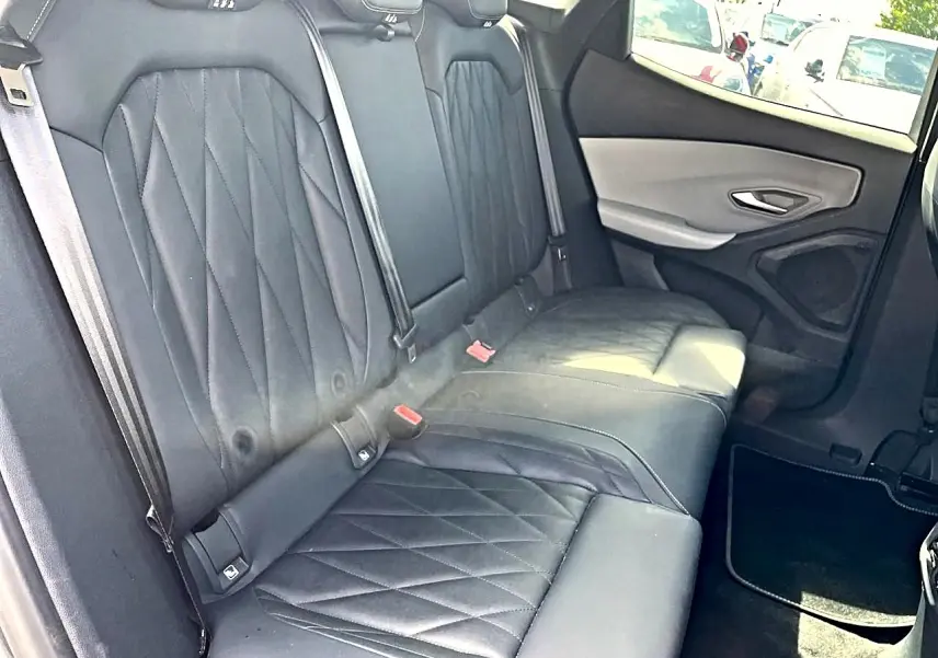 Vue latérale droite de la banquette arrière en cuir noir matelassé du Ford Explorer gris électrique 2025.