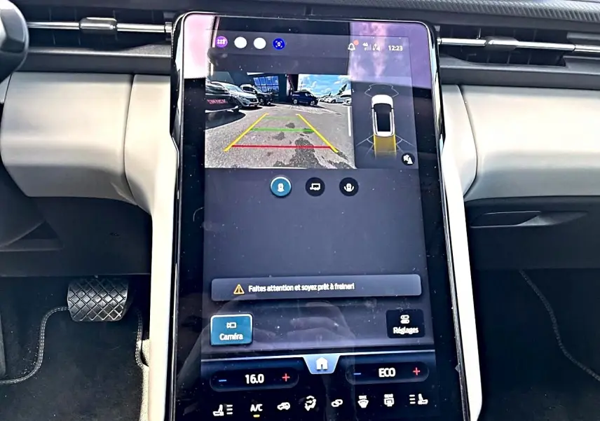 Écran tactile central affichant la caméra de recul dans l’habitacle gris du Ford Explorer 2025.