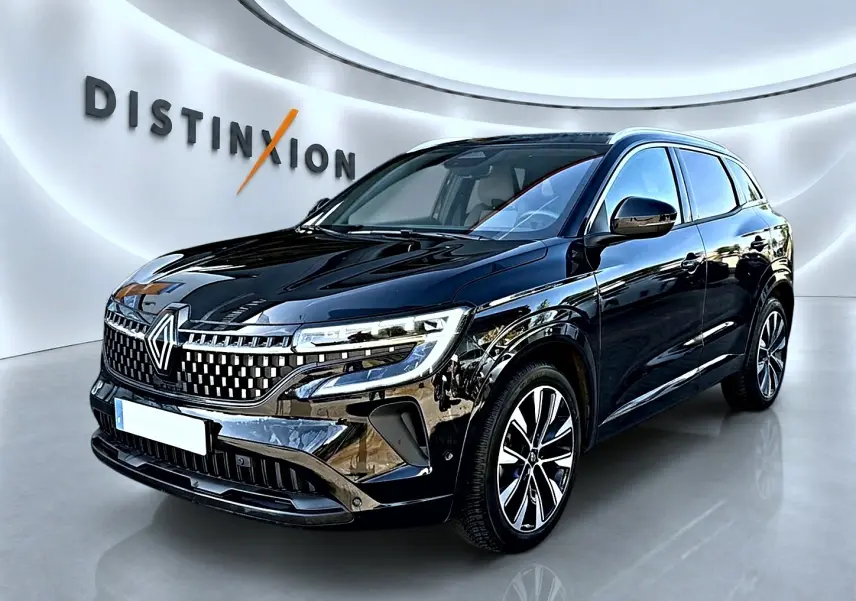 Renault Austral noir en 3/4 avant droit, avec calandre distinctive et jantes alliage visibles en showroom lumineux.