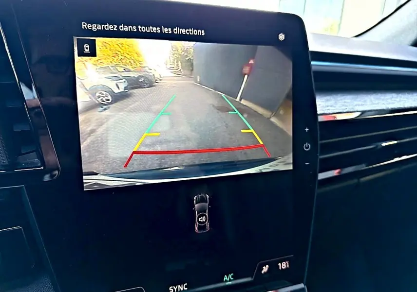 Écran tactile intérieur du Renault Austral noir montrant la caméra de recul avec guidage coloré.