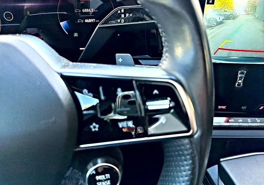 Gros plan sur le volant noir multifonction et l'écran tactile affichant la caméra de recul du Renault Austral 2023.