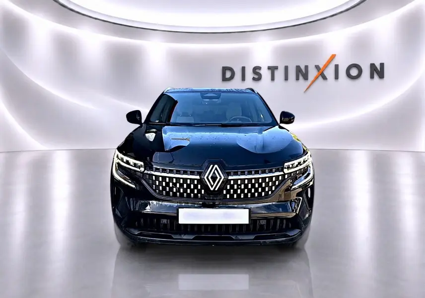 Vue avant d'un Renault Austral noir brillant avec calandre à motifs lumineux dans un showroom épuré.