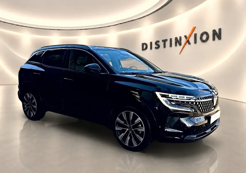 Renault Austral noir en 3/4 avant droit, avec calandre distinctive et jantes alliage modernes, en intérieur showroom.