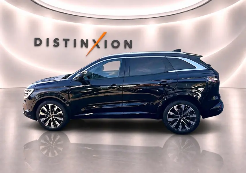Renault Austral noir en profil droit, jantes alliage, vitres surteintées, sur fond lumineux avec logo Distinxion.