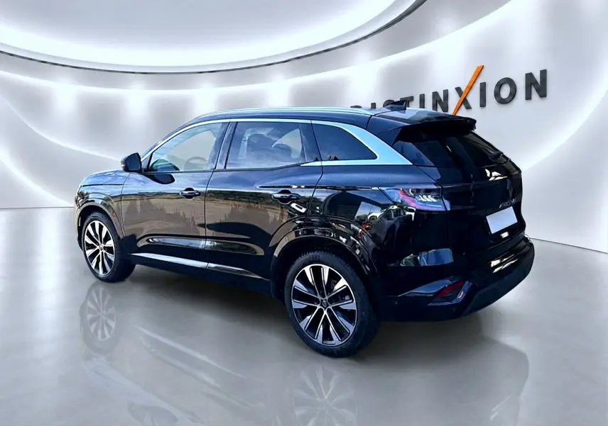 Renault Austral noir vue 3/4 arrière droit, jantes alu et toit avec becquet arrière visible.