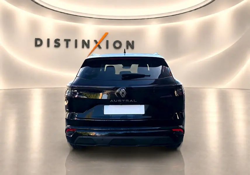 Vue arrière d'un Renault Austral noir 2023 dans un showroom avec logo Distinxion en arrière-plan.