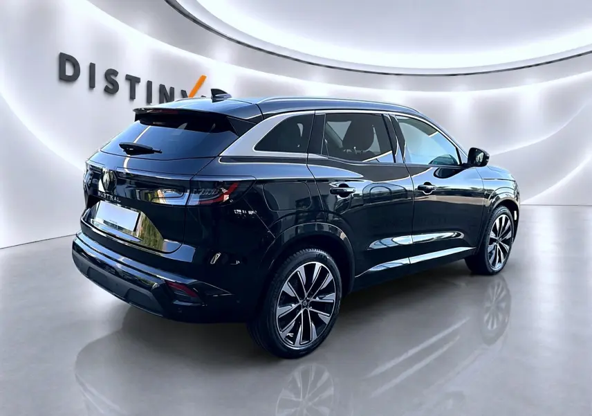 Renault Austral noir en 3/4 arrière droit, jantes alliage et vitres arrière surteintées visibles dans un showroom lumineux.