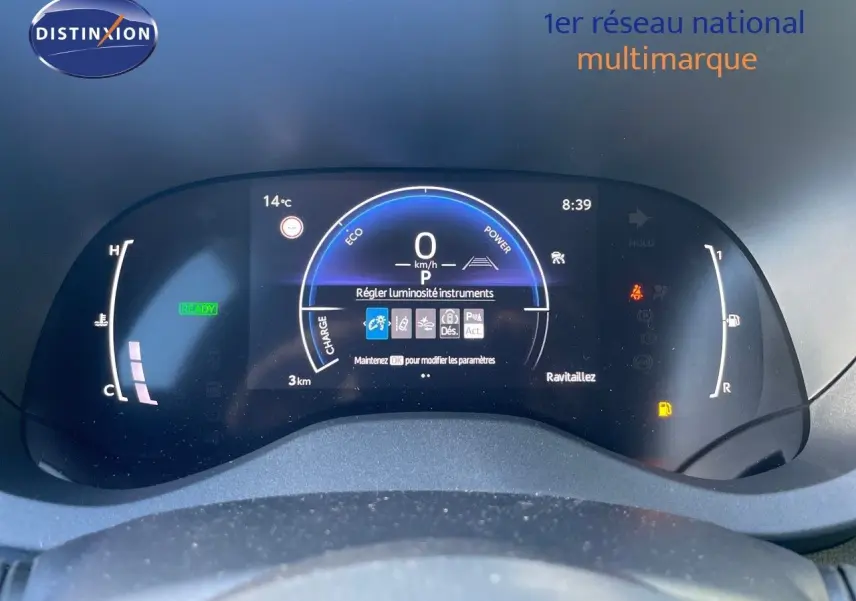 Tableau de bord numérique de Toyota Yaris Hybrid 2025 affichant la vitesse à 0 km/h et l'autonomie restante.