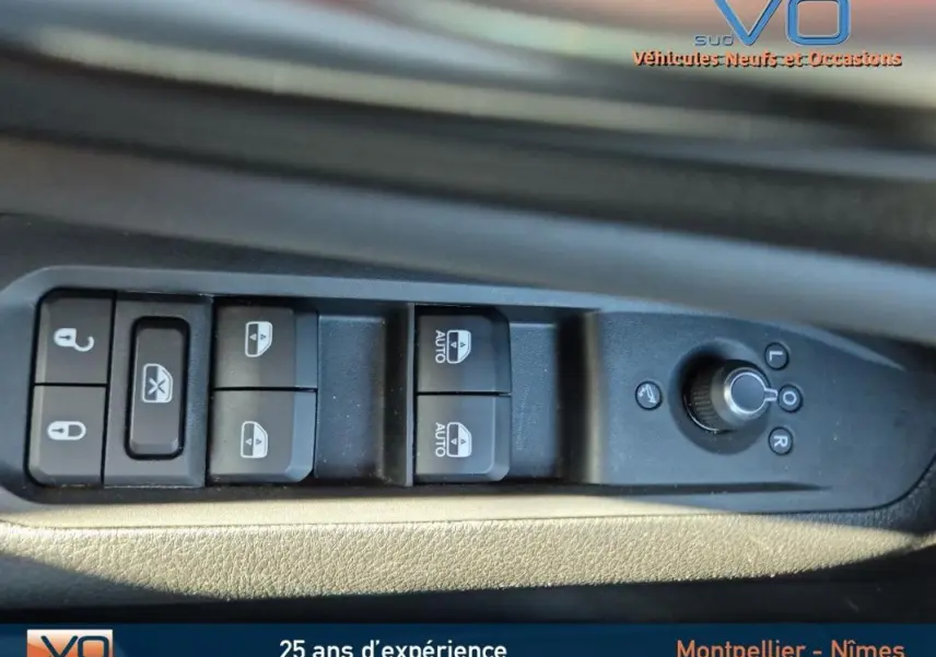 Commandes des vitres et rétroviseurs électriques côté gauche dans un Jeep Compass gris 2024 e-Hybrid Altitude.