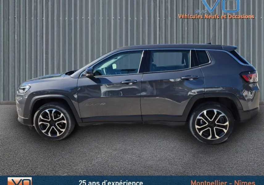 Profil côté gauche du Jeep Compass gris 2024 avec jantes alliage 18 pouces et lignes robustes visibles.