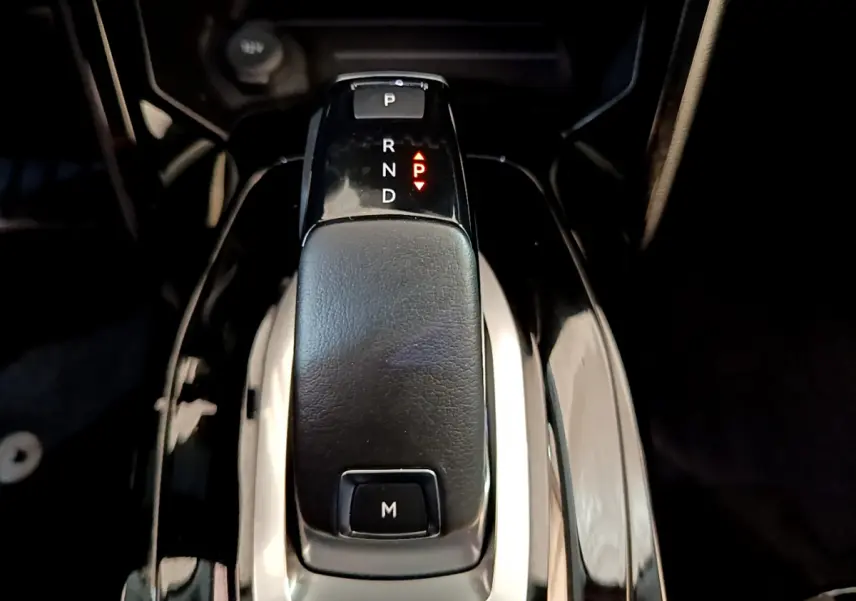 Le levier de vitesses automatique noir en cuir du Peugeot 2008 PureTech 130 S&S EAT8 Allure, vu de dessus.