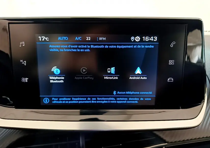 Écran tactile central du tableau de bord du Peugeot 2008 gris foncé, affichant les options Bluetooth et Android Auto.