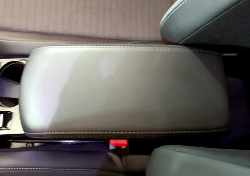 Accoudoir central en cuir gris foncé vu de dessus entre les sièges avant du Peugeot 2008 2022.