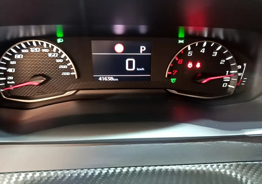 Tableau de bord numérique du Peugeot 2008 PureTech 130, affichant 41 638 km et vitesse à 0 km/h.