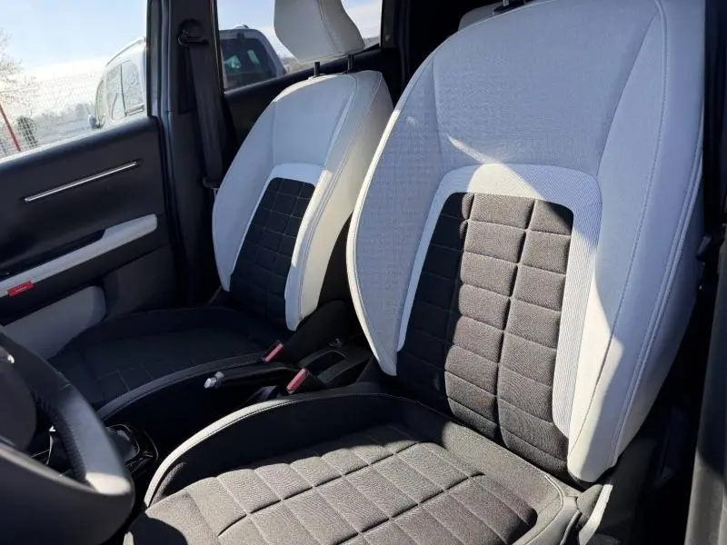 Vue intérieure des sièges avant en tissu noir et clair de la Citroën C3 2025, côté conducteur et passager.