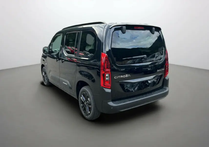Vue 3/4 arrière droite du Citroën Berlingo noir perla nera avec vitres surteintées et jantes alu noires.