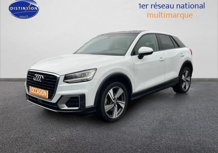 Audi Q2 blanc Ibis vue 3/4 avant droit avec jantes 18 pouces et vitres surteintées.