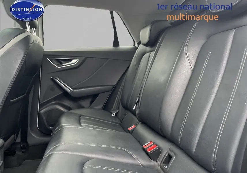 Vue intérieure côté gauche des sièges arrière en cuir noir avec surpiqûres blanches de l'Audi Q2 2018.