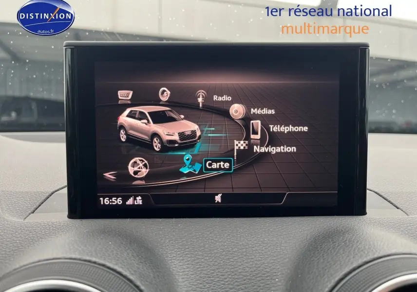Écran central de l’Audi Q2 affichant le menu multimédia avec navigation, vue intérieure du tableau de bord.