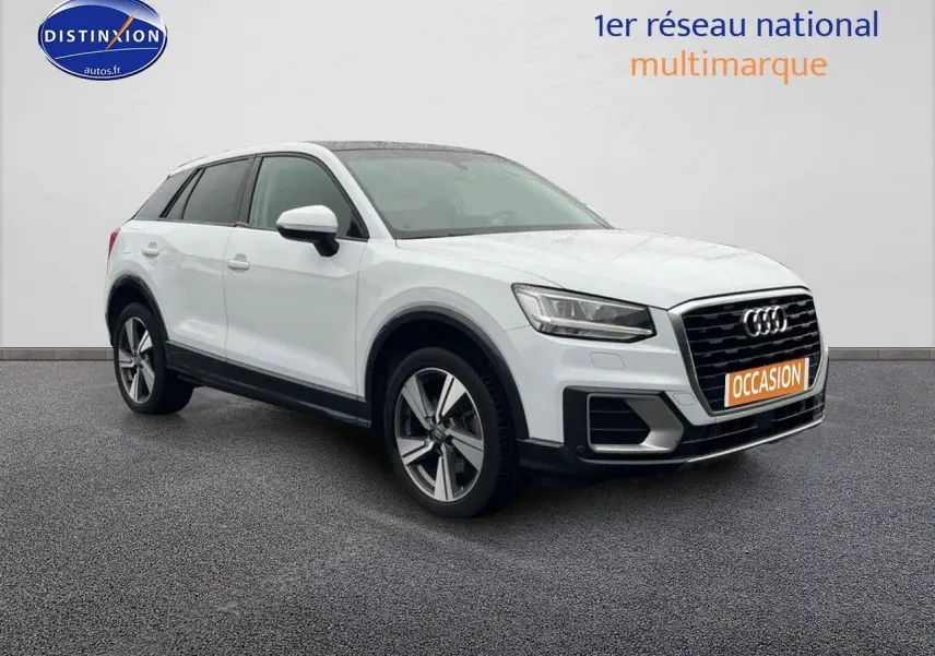 Audi Q2 blanc Ibis en vue 3/4 avant droit, avec jantes alliage 18 pouces et toit ouvrant électrique visible.