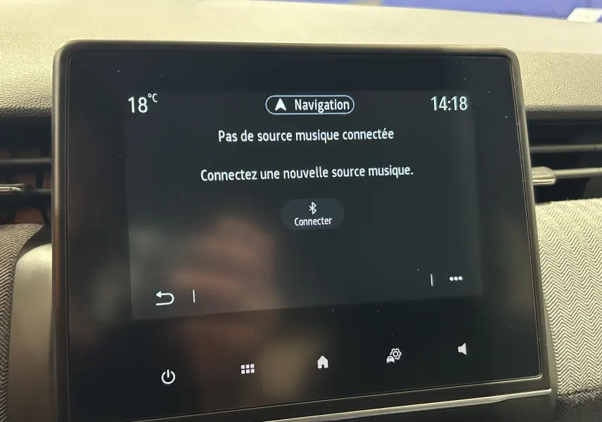 Écran tactile central de la Renault Clio V gris Rafale, affichant le message de connexion Bluetooth pour la musique.