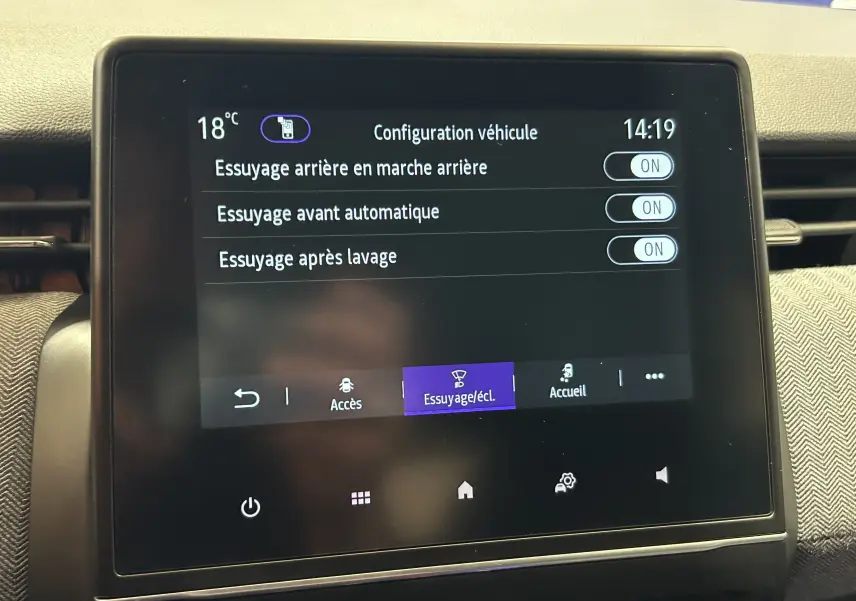 Écran tactile central affichant la configuration des essuie-glaces dans une Renault Clio V hybride, intérieur gris.