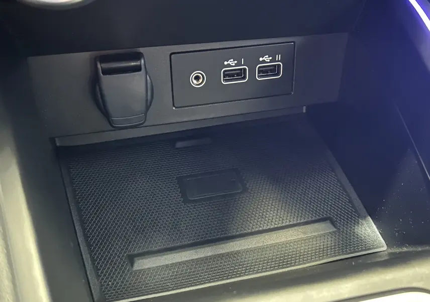 Gros plan sur la console centrale intérieure de la Renault Clio V, montrant les ports USB et une prise jack.