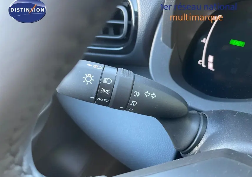 Gros plan sur la commande des phares et clignotants à gauche du volant dans une Toyota Yaris Hybrid 2025 noir métal.