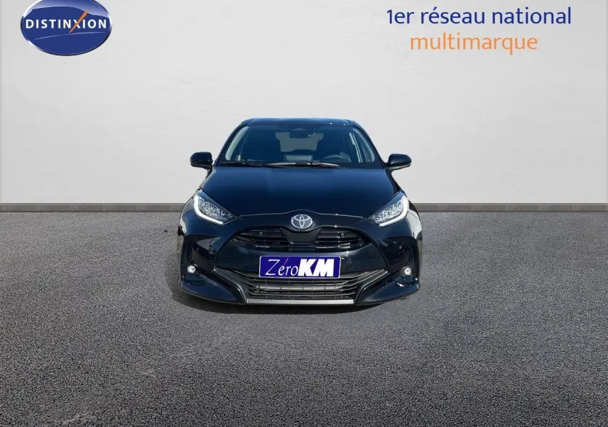 Vue de face d'une Toyota Yaris Hybrid 116ch Design noire métal avec phares LED et calandre imposante.