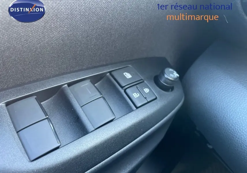 Gros plan sur les commandes des vitres et rétroviseurs côté conducteur de la Toyota Yaris Hybrid 116ch noir métal 2025.