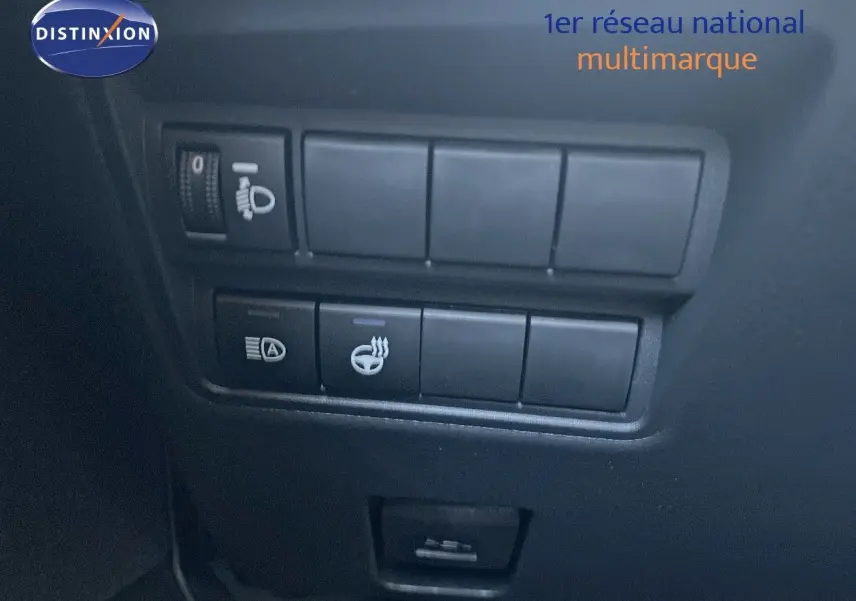 Panneau de commandes intérieures noires avec réglage des phares et bouton de chauffage du volant sur Toyota Yaris Hybrid 2025.