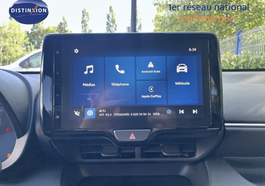 Écran tactile central affichant les options multimédia et connectivité dans le tableau de bord d'une Toyota Yaris Hybrid noire.