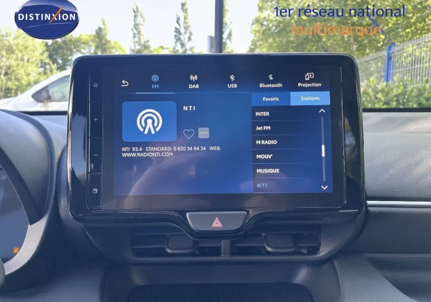 Écran tactile central affichant la radio numérique dans l'habitacle d'une Toyota Yaris Hybrid 2025 noir métal.
