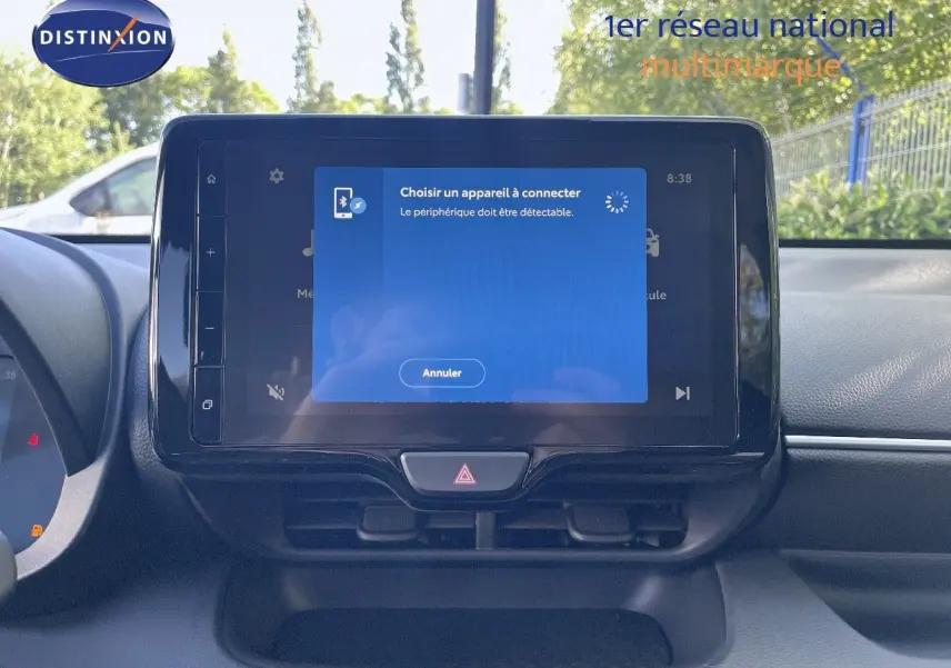 Écran tactile central de la Toyota Yaris Hybrid 116ch 2025, vue intérieure du tableau de bord noir.