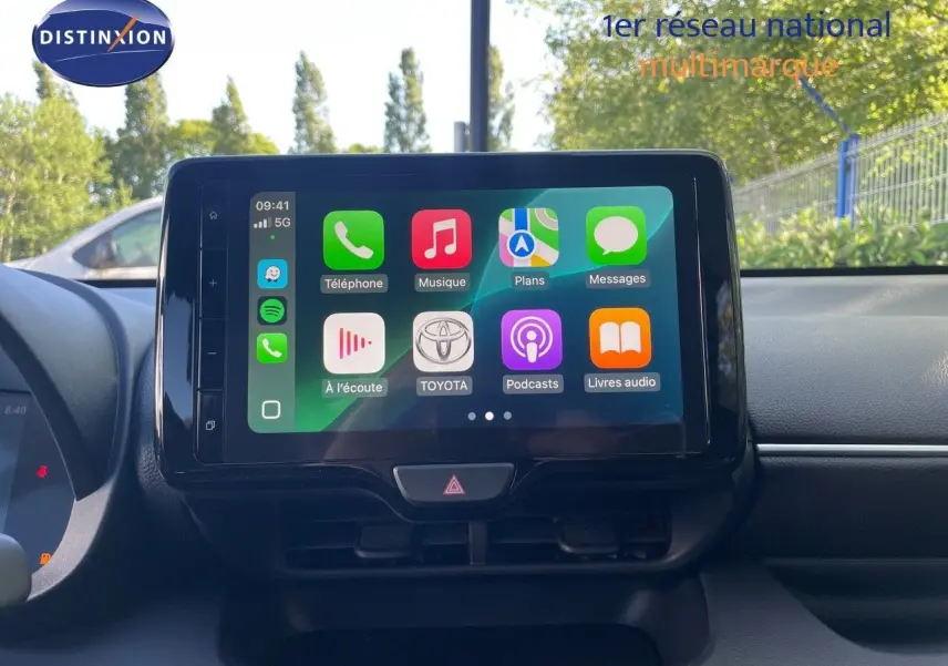 Écran tactile central allumé dans l'habitacle d'une Toyota Yaris Hybrid 2025, vue de face.