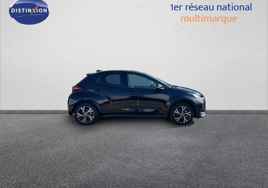 Profil droit d'une Toyota Yaris Hybrid 116ch Design noir métal 2025 avec jantes alliage bicolores sur fond neutre.