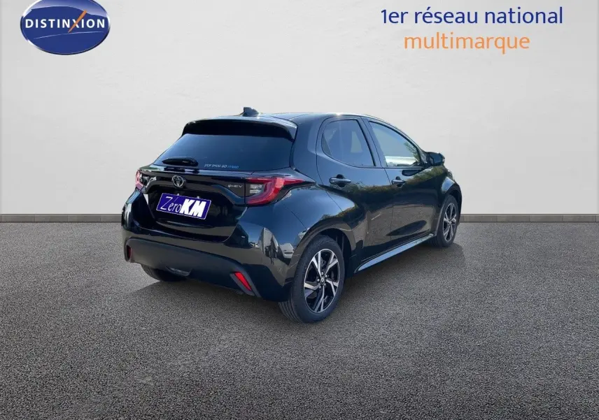Toyota Yaris Hybrid 116ch noir métal vue 3/4 arrière droit, soulignant ses feux LED et jantes biton.