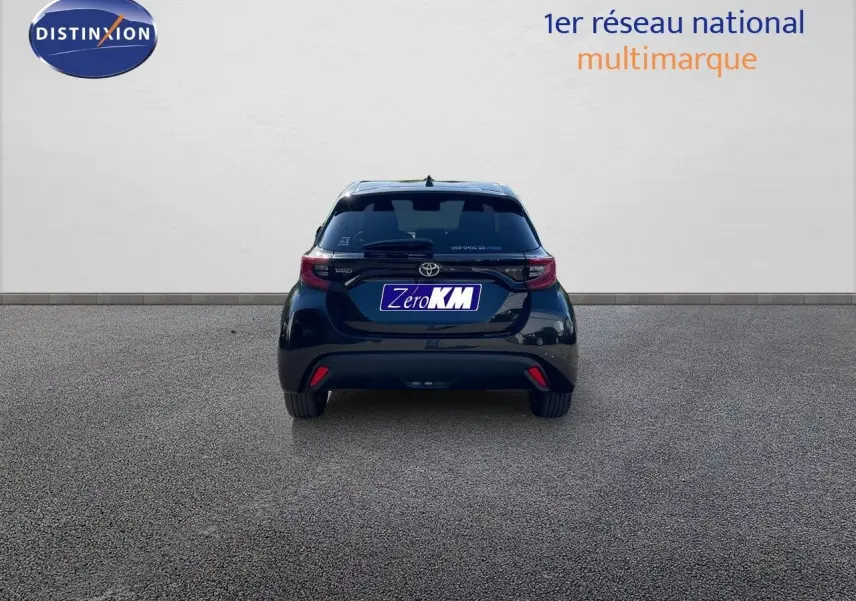 Vue arrière d'une Toyota Yaris Hybrid 116ch Design noire métal, avec feux LED et logo hybride visibles.