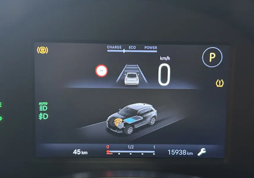 Affichage numérique du tableau de bord montrant la consommation hybride et la vitesse à 0 km/h sur Fiat 600 bleu 2024.