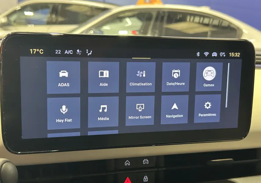 Écran tactile central de la Fiat 600 Hybrid 2024 montrant les options de climatisation, navigation et multimédia.