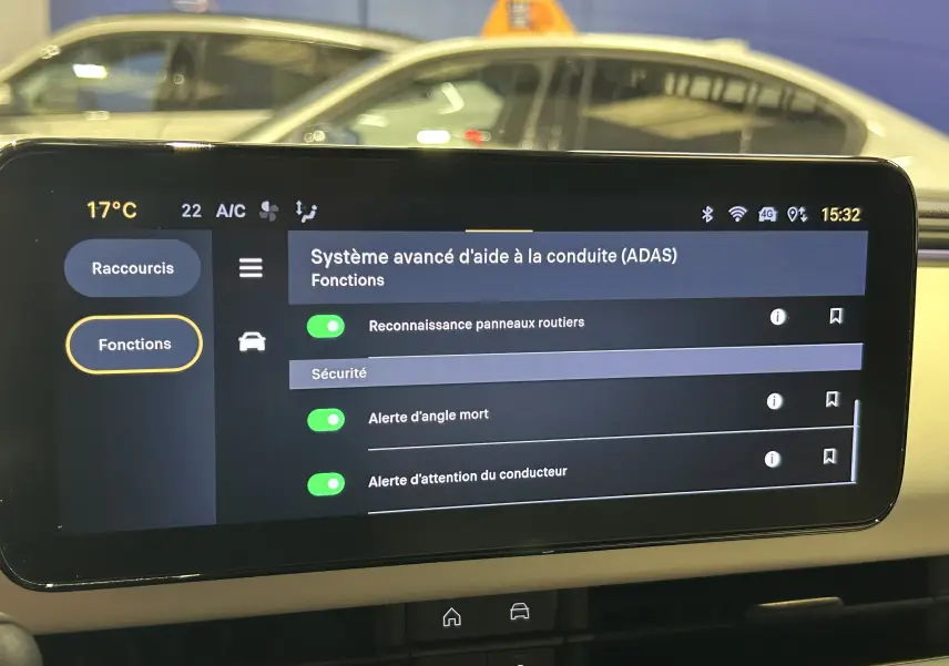 Écran tactile intérieur du tableau de bord du FIAT 600 Hybrid 2024 affichant les options avancées d'aide à la conduite.