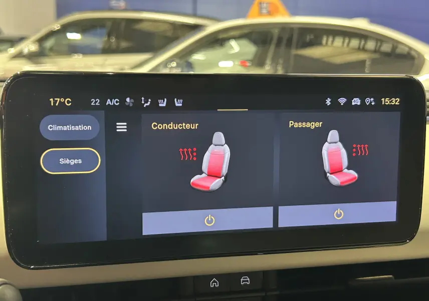 Écran tactile intérieur de la Fiat 600 Hybrid 2024 montrant la commande des sièges chauffants conducteur et passager.