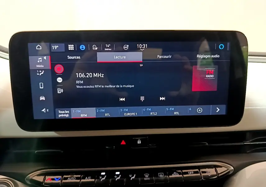 Écran tactile central affichant la radio FM dans l'habitacle blanc de la FIAT 500 42kWh Icône 2022