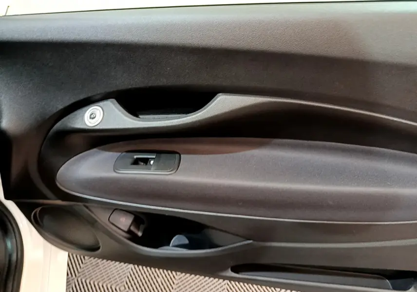 Gros plan sur la porte côté gauche blanche d'une FIAT 500 électrique 42kWh Icône, avec poignée et commande de vitre.