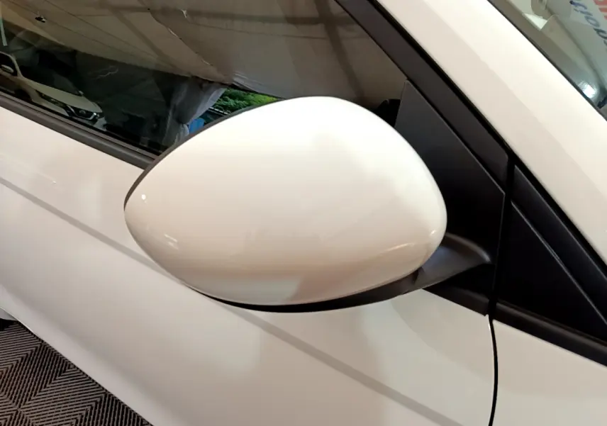 Rétroviseur côté gauche blanc de la FIAT 500 42kWh Icône électrique 2022, vue rapprochée sur la portière.