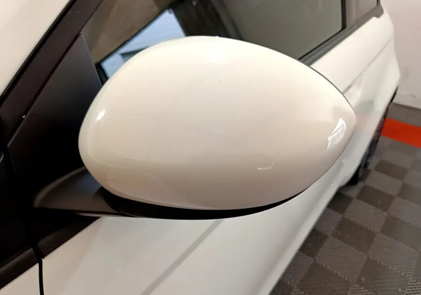 Rétroviseur blanc côté gauche en gros plan sur FIAT 500 électrique blanche version 42kWh Icône 2022.