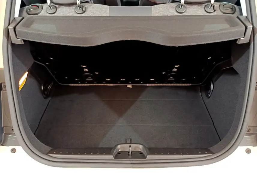 Coffre ouvert vu de l'arrière d'une FIAT 500 blanche électrique 42kWh Icône, montrant l'espace de chargement vide.